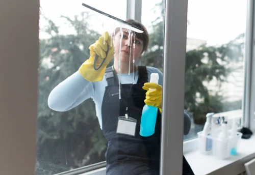 Nettoyage de vitres intérieures et extérieures à Tiviers